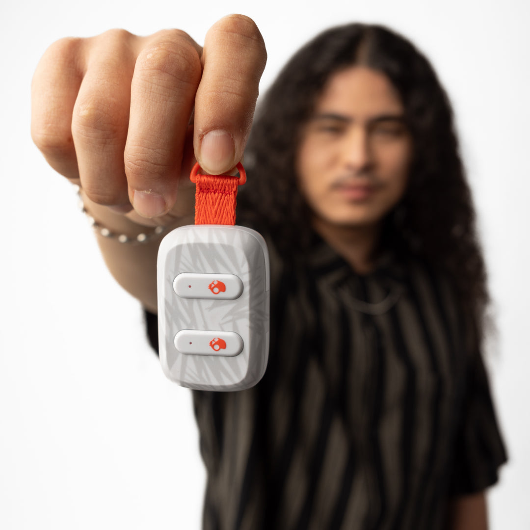 //www.skullcandy.eu/cdn/shop/files/dime_3_buy_box_triple_threat_white_4_4c2a6f81-7670-468f-b2c0-477b828879d8